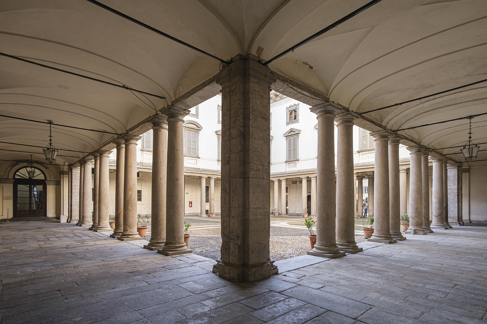 Vista del portico del cortile d'onore (© ph. Roberto Morelli, Ministero della Cultura, 2025)